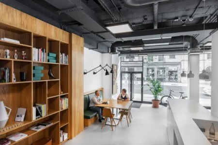 Meeting space for office tenants at Spaces building at 83 Baker Street.