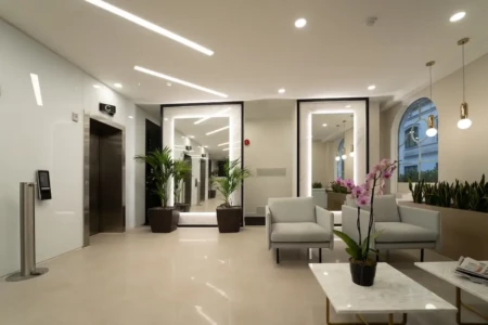 Bright Lift lobby area leading to Private serviced offices in Birchin Court, minutes walk from Bank Station offering small to medium businesses flexible workspace on flexible terms.